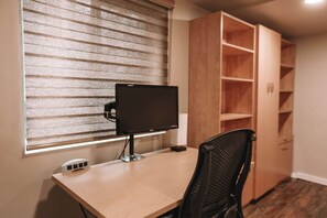 Interior - Warm & Cozy 2BR in Wallingford | Skyline Peek (Seattle)