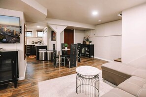 Smart TV, computer monitors - Warm & Cozy 2BR in Wallingford | Skyline Peek (Seattle)