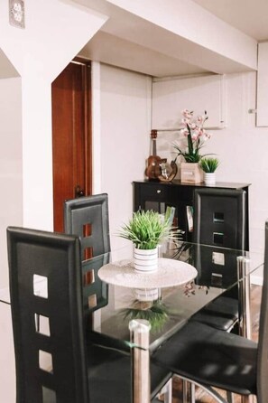 Dining - Warm & Cozy 2BR in Wallingford | Skyline Peek (Seattle)