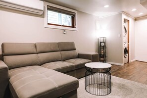 Smart TV, computer monitors - Warm & Cozy 2BR in Wallingford | Skyline Peek (Seattle)