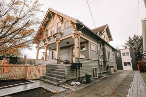 Exterior - Warm & Cozy 2BR in Wallingford | Skyline Peek (Seattle)