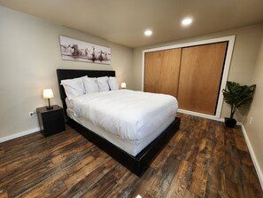 2 bedrooms, desk, iron/ironing board, free WiFi - Very spacious Apt in heart of Wallingford (Seattle)