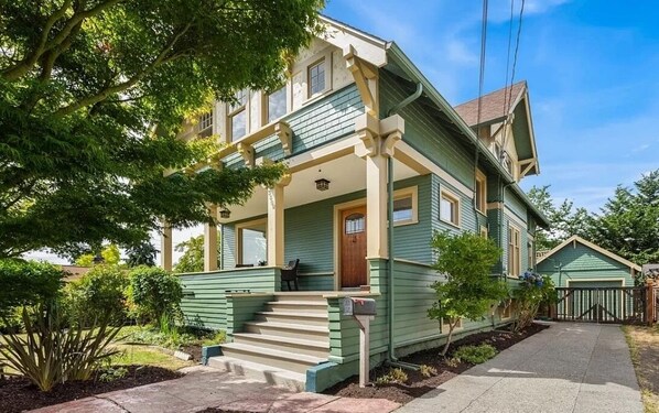 Exterior - Very spacious Apt in heart of Wallingford (Seattle)