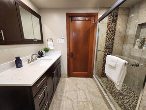 Shower, hair dryer, bidet, towels - Warm & Cozy 2BR in Wallingford | Skyline Peek (Seattle)