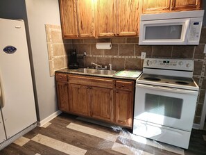 Private kitchen - Comfy family home.  It can be your home away from home. (Georgetown)