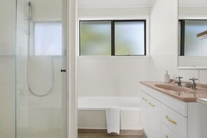 Apartemen | Kamar mandi | Perlengkapan mandi gratis, pengering rambut, handuk, dan sabun