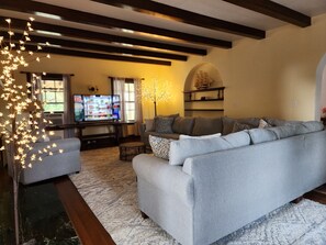 Smart TV, video games - Beautiful home near Ocean Beach Park. (New London)