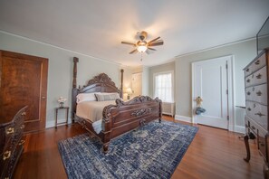 7 bedrooms, desk, iron/ironing board, free WiFi - Beautiful home near Ocean Beach Park. (New London)