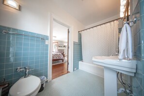 Duschwanne, Haartrockner, Handtücher, Seife