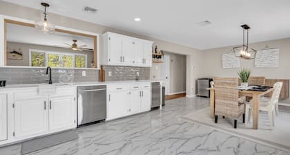 Lagoonfront Villa with hotub and dock! 15 min away from LBI- monthly