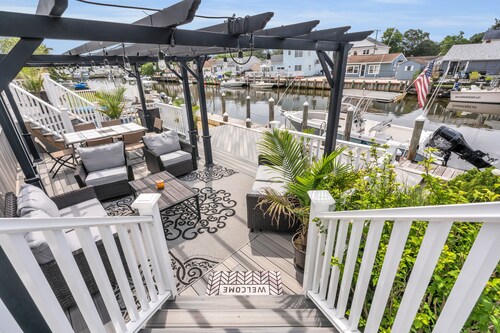 Lagoonfront Villa with hotub and dock! 15 min away from LBI- monthly
