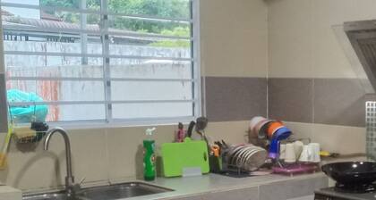 Sakura Homestay Miri-10 pax (3km to town)