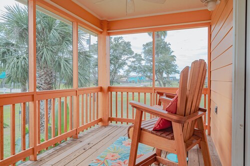 Cozy Bay House with Screened Front Porch/Covered Parking/Walking Distance to Bay