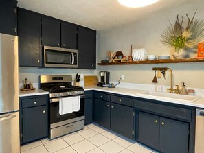 Frigorífico, microondas, horno y placa de cocina