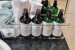 Hårføner, håndklær, såpe og toalettpapir