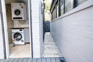 Property grounds - Tranquil bush resort house - pool & fire pit (West Pymble)