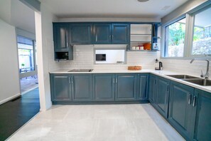 Private kitchen - Tranquil bush resort house - pool & fire pit (West Pymble)