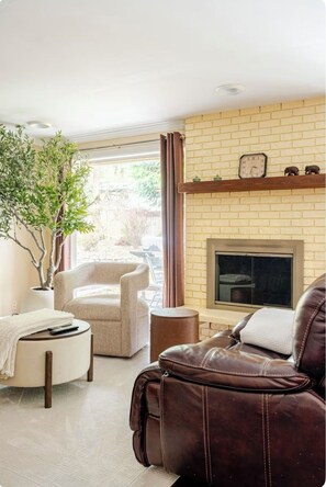 Smart TV, books - Chef's kitchen m/s from Downtown/Microsoft/Marymoor (Redmond)