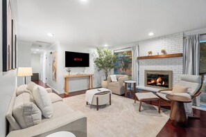 Televisor intel·ligent i llibres 