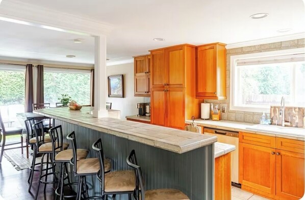 Fridge, microwave, oven, stovetop - Chef's kitchen m/s from Downtown/Microsoft/Marymoor (Redmond)