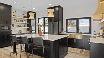 Refrigerador, microondas, horno, placa de cocina