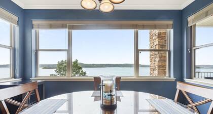 Stunning Lakefront Condo with Scenic Views and Proximity to Premier Attractions!