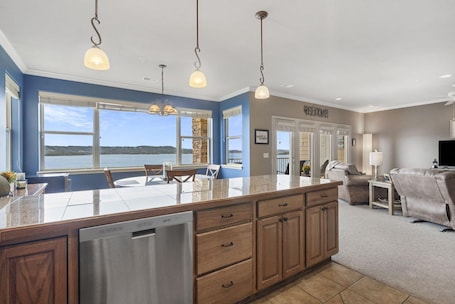 内装. Lakefront condo! Close to Big Cedar, Thunder Ridge, SDC, and Branson. Pool!