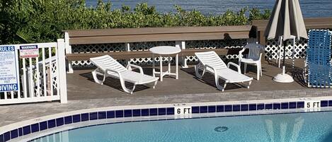 Una piscina al aire libre, una piscina climatizada