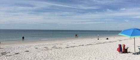 Beach nearby, sun-loungers, beach towels