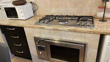 KĂŒhlschrank, Mikrowelle, Ofen, Herdplatte