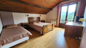 4 Schlafzimmer, Schreibtisch, Bügeleisen/Bügelbrett, Reisekinderbett