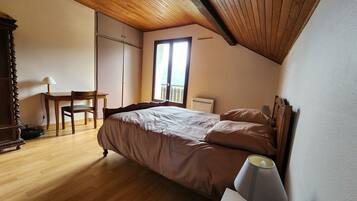 4 chambres, bureau, fer et planche à repasser, lit parapluie