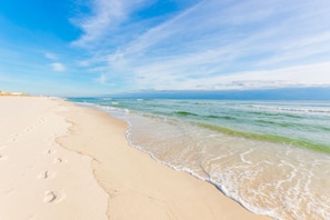 On the beach - Beach Club C1401 Luxury Condo K/K/K/QQ/Bunk-Beach-Pools - sleeps 12 in beds (Gulf Shores)