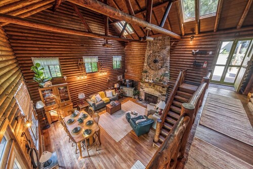 This cabin is a 2 bedroom(s), 1.5 bathrooms, located in Saugatuck, MI.