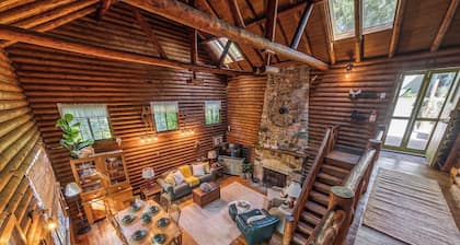 This cabin is a 2 bedroom(s), 1.5 bathrooms, located in Saugatuck, MI.