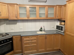 Réfrigérateur, micro-ondes, four, bouilloire électrique