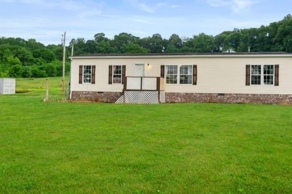 Lovely 4bedroom home in country setting but still close to town and gm plant.