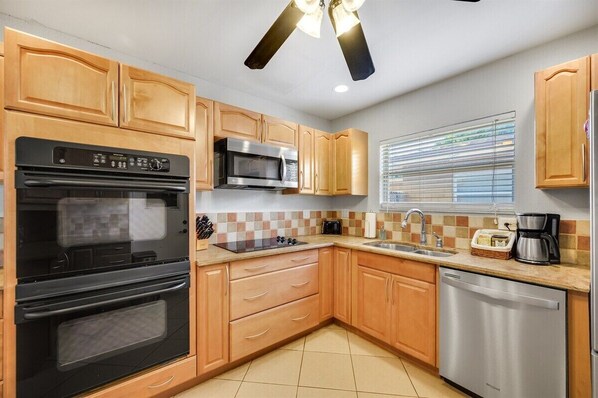 Refrigerador, microondas, horno y parrilla de estufa 