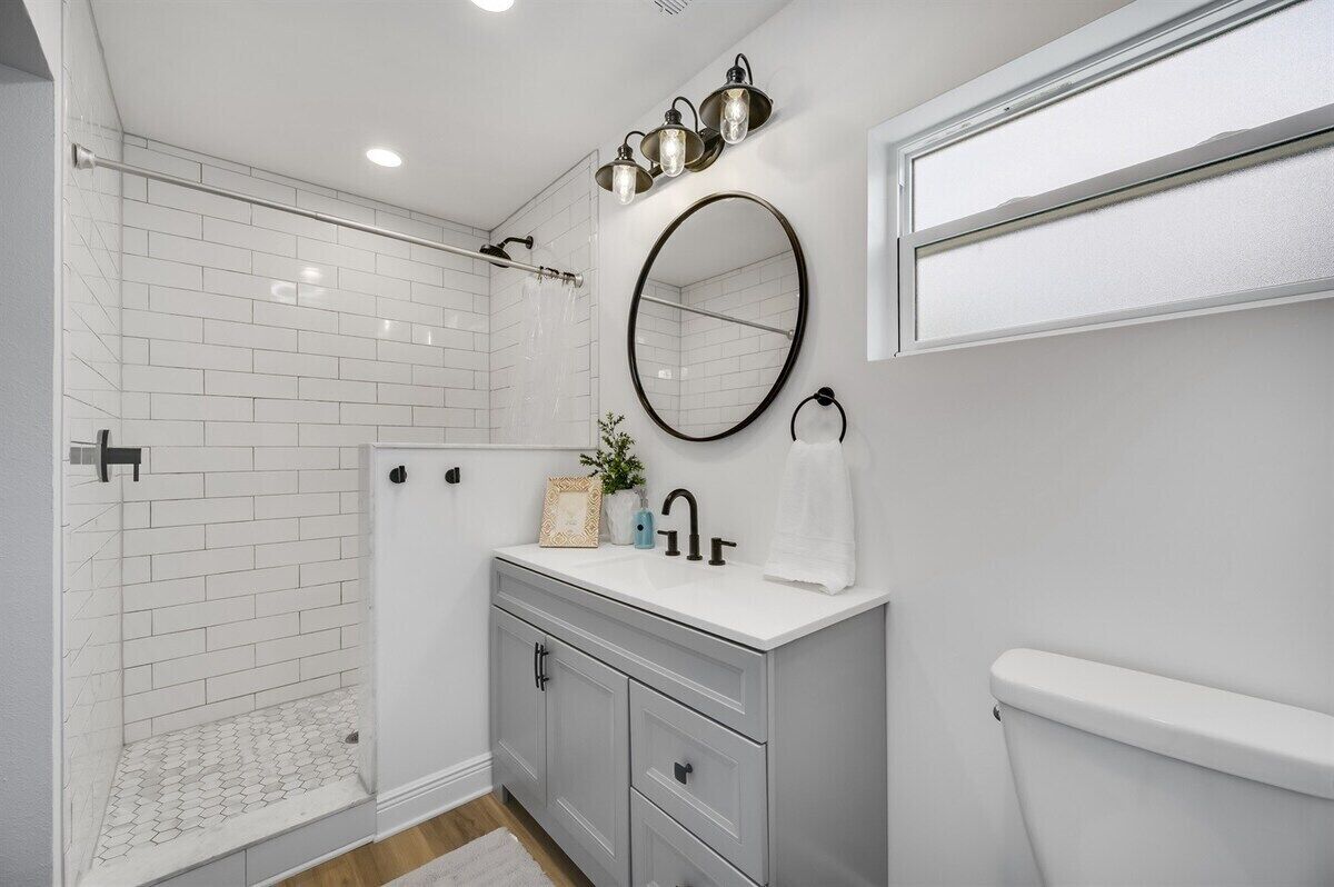 Combined shower/bathtub, hair dryer, towels