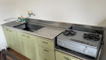 Een koelkast, een microgolfoven