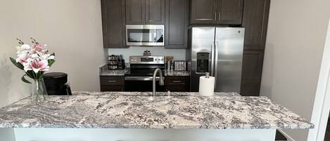 Réfrigérateur, micro-ondes, four, plaque de cuisson