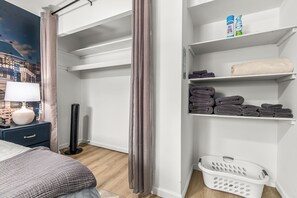 2 quartos, escrivaninha, ferros/tábuas de passar roupa