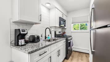 Een koelkast, een microgolfoven, een oven, een kookplaat