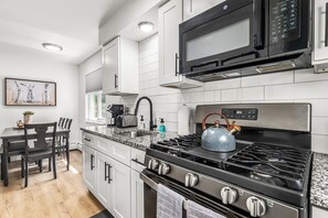 Geladeira, micro-ondas, fogão, cooktop