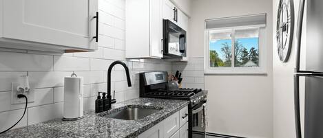 Een koelkast, een microgolfoven, een oven, een kookplaat