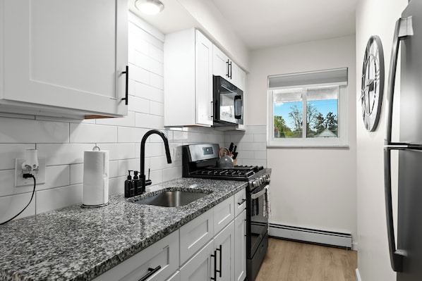 Køleskab, mikrobølgeovn, ovn, kogeplade