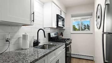 Geladeira, micro-ondas, fogão, cooktop
