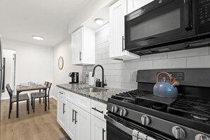 Køleskab, mikrobølgeovn, ovn, kogeplade