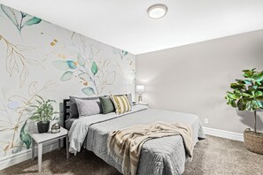 1 bedroom, desk, iron/ironing board, free WiFi - Prime Location! King Bed near Mt. Clemens Downtown (Mount Clemens)
