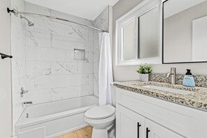 Shower, hair dryer, towels - Prime Location! King Bed near Mt. Clemens Downtown (Mount Clemens)